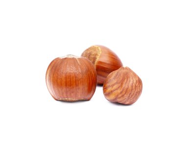 Beyaz arka planda izole edilmiş taze fındıklar grubu