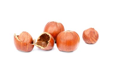 Beyaz arka planda izole edilmiş taze fındıklar grubu