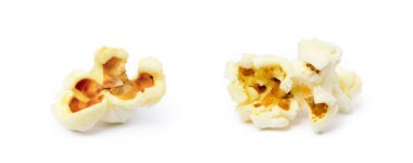  Beyaz arka planda izole edilmiş taze patlamış mısır.