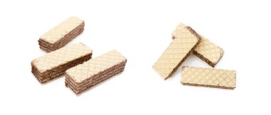 Beyaz arka planda izole edilmiş kremalı fındıklı gevrek gofretler.