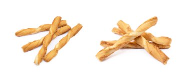 Beyaz arka planda peynirli sarmal ekmek çubukları.