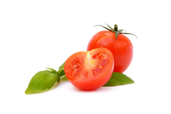 Tomate fresco con albahaca — Foto de Stock