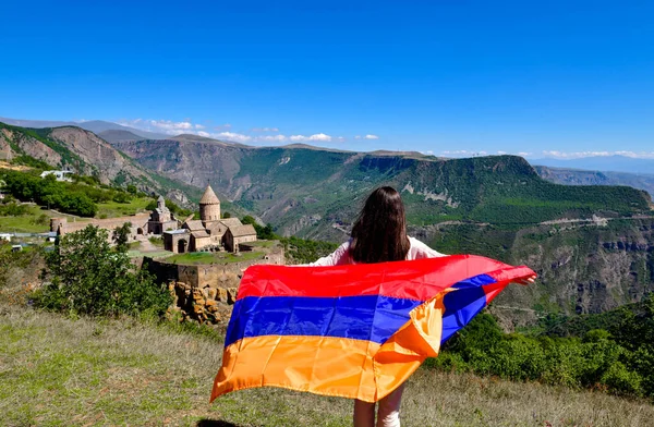 Tatev Manastırının arka planında Ermenistan bayrağı,