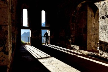 Genç adam terasta ufka bakıyor.,