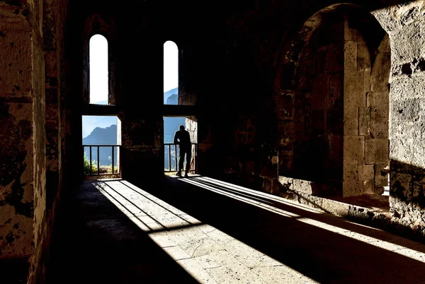 Genç adam terasta ufka bakıyor.,