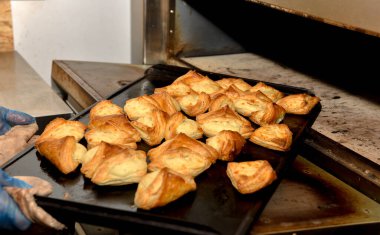 Fırın. Kadın eli ile turta yapmak.