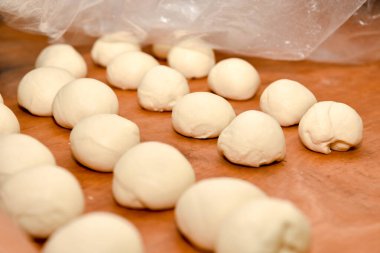 Fırın. Kadın eli ile turta yapmak.