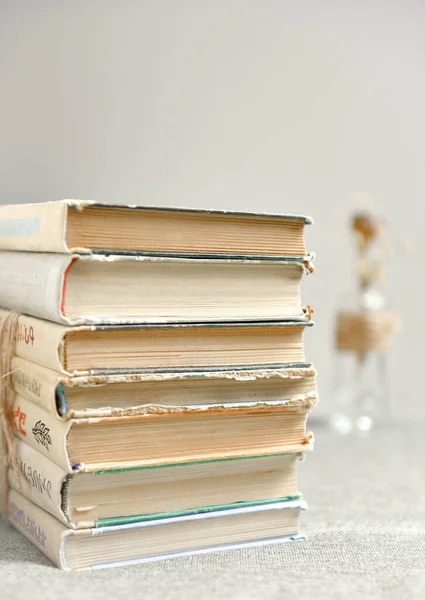 Hafif arkaplan üzerine eski kitaplar.