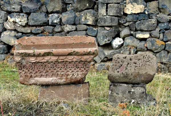 古代の装飾的な凝灰岩の石の彫刻 アルメニア アルメニアオハナバン村ホフハナバンクの修道院にある — ストック写真