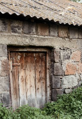 Taş duvarlı eski ahşap kapı eski usul, Ermeni tarzı.