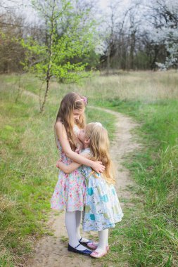 Oynama ve çalışan kız 