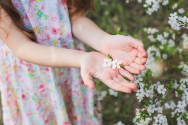 bir çiçek holding kızlar eller