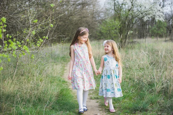 Oynama ve çalışan kız 