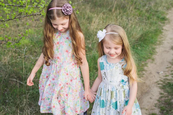 Oynama ve çalışan kız 