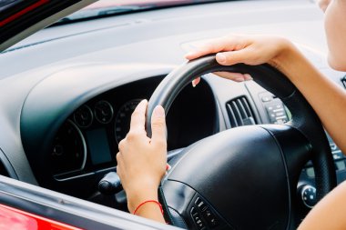 Adam sürüş eller. Yolda.