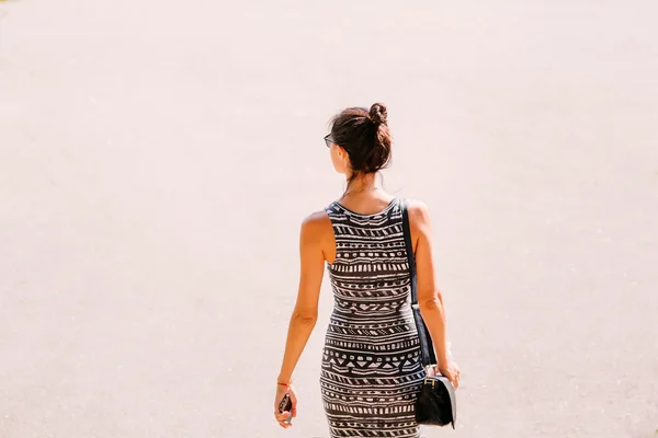 Geri gri arka plan üzerinde kızdır