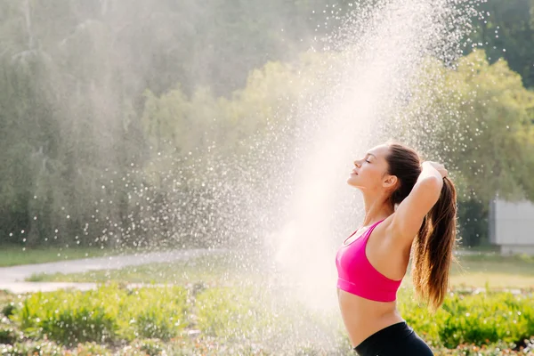 Eğitimden sonra kız parkta su sprey hoşlanır