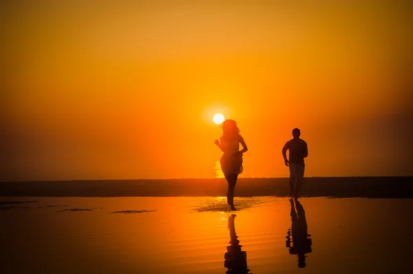 Resim gün batımında aşık iki insan