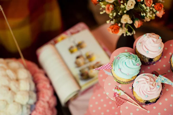 Cupcakes Vintage sur un stand — Photo