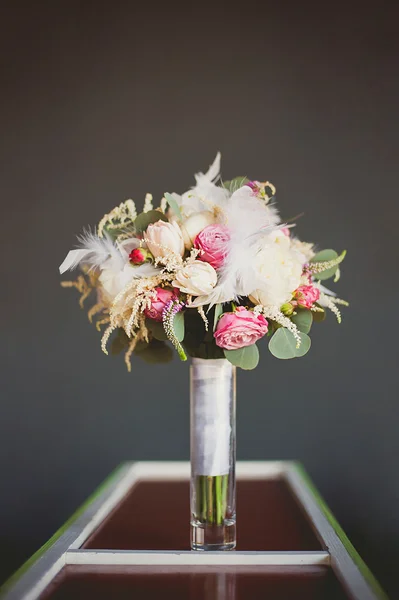 Beyaz ve pembe çiçekli buket düğün