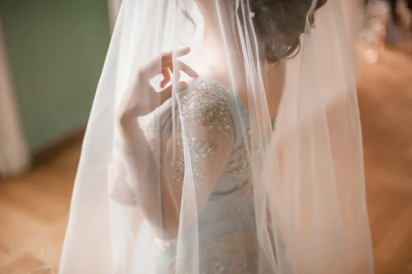 bir genç ince gelin tören için hazırlanıyor dantel gelinlik Giydirme