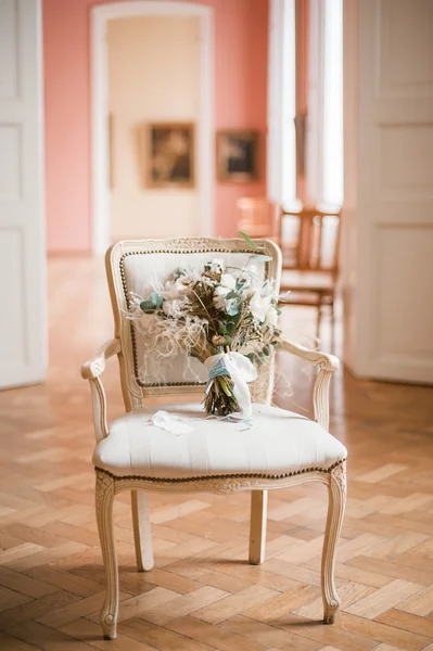 Kış Düğün buketi beyaz çiçeklerle vintage tarzı