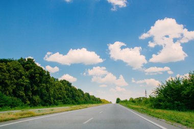 Mavi gökyüzü ve bulutlu yol