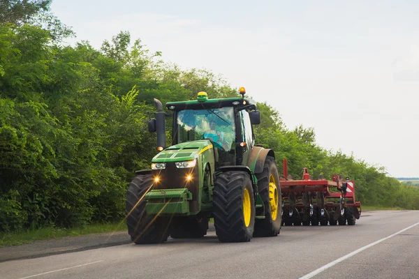 Traktör. Yolda özel ekipman var.