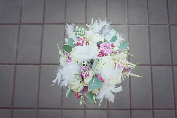 Bouquet bianco con piume e rose Foto Stock