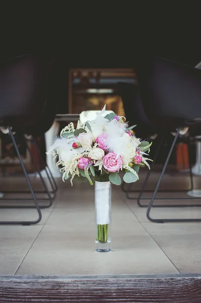 Bouquet bianco con piume e rose Fotografia Stock