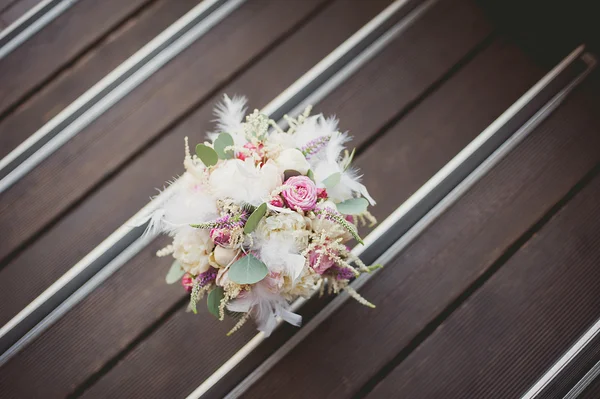 Bouquet bianco con piume e rose Foto Stock Royalty Free