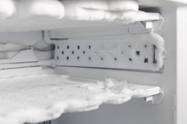 Buzdolabının içinde buz birikintisi daha iyi soğutma verimliliği için çözülmeyi gerektirir.