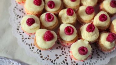 çörekler taze ahududu ile