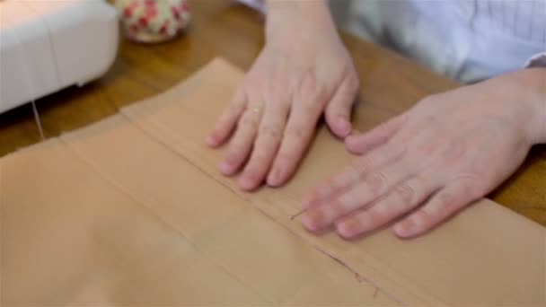 Máquina de coser con muchos utensilios de costura en una mesa de madera — Vídeos de Stock