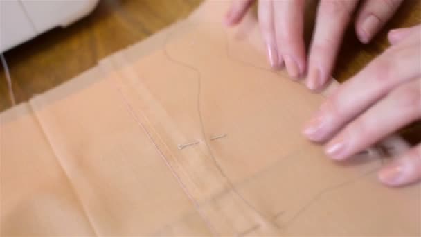 Швейна машина з безліччю швейного посуду на дерев'яному столі — стокове відео