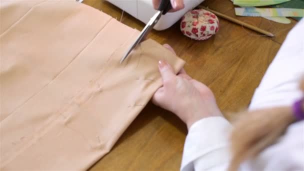 Швейная машина с большим количеством швейной посуды на деревянном столе — стоковое видео