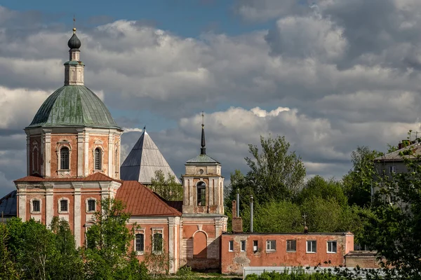 Utsikt över en av de äldsta ryska staden Smolensk. Våren 2015. Ryssland, Smolensk. — Stockfoto