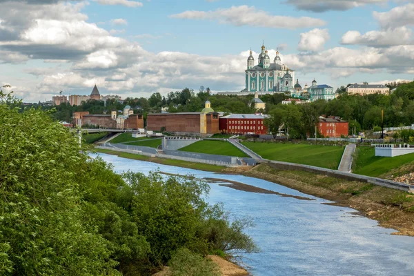 Panorama di una delle più antiche città russa di Smolensk. Primavera del 2015. Russia, Smolensk. — Foto Stock