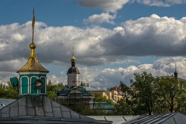 Zobrazení jedné z nejstarších ruských města Smolensk. Na jaře roku 2015. Rusko, Smolensk. — Stock fotografie