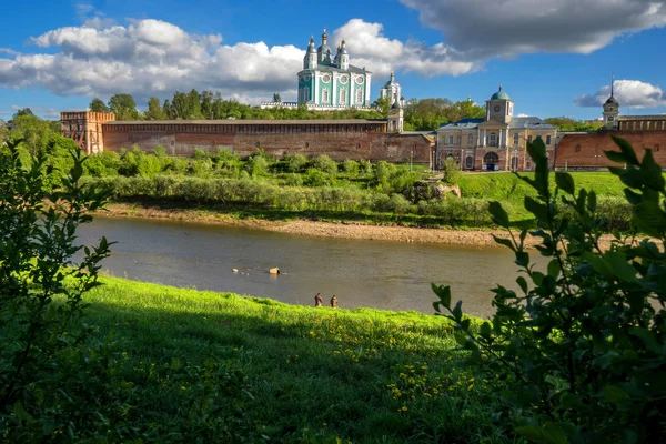 Vistas de una de las ciudades rusas más antiguas de Smolensk. Primavera de 2015. Rusia, Smolensk . —  Fotos de Stock