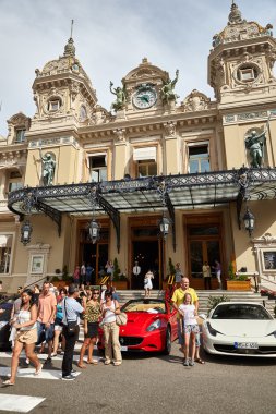 Ağustos 2011 Monte Carlo, Monako. Hayat sokaklarda. İnsanların rahatlamak ve Casino çevresinde yürüyüş