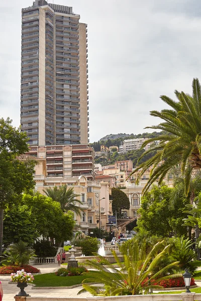 Agosto 2011 Monte Carlo, Mónaco. La vida en las calles. La gente se relaja y pasea por Casino — Foto de Stock
