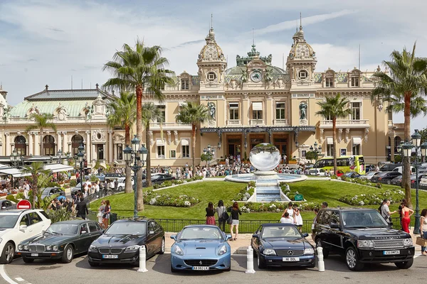 Agosto 2011 Monte Carlo, Monaco. Vita nelle strade. Persone rilassarsi e passeggiare nei dintorni di Casino — Foto Stock