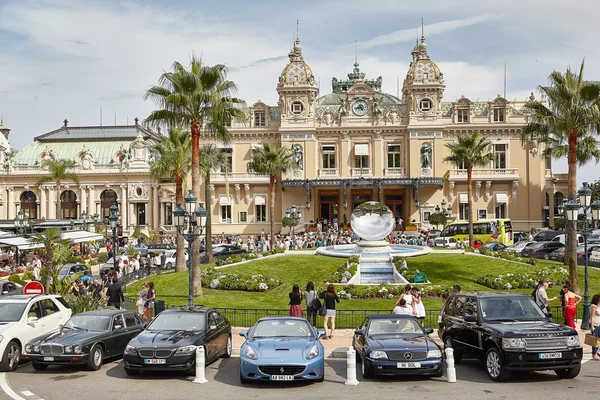 Agosto 2011 Monte Carlo, Mónaco. La vida en las calles. La gente se relaja y pasea por Casino — Foto de Stock