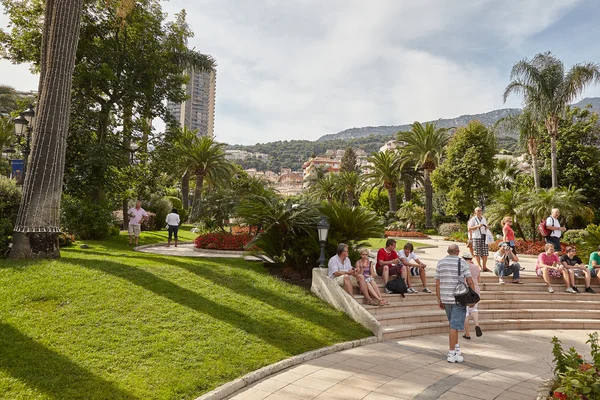 Agosto 2011 Monte Carlo, Monaco. Vita nelle strade. Persone rilassarsi e passeggiare nei dintorni di Casino — Foto Stock