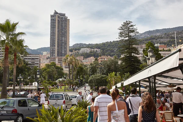 Agosto 2011 Monte Carlo, Mónaco. La vida en las calles. La gente se relaja y pasea por Casino — Foto de Stock