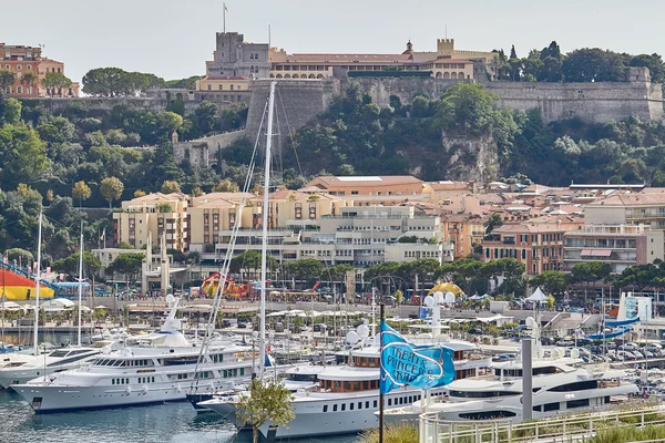 Agosto 2011 Monte Carlo, Mónaco. Yates no identificados amarrados en el puerto deportivo — Foto de Stock