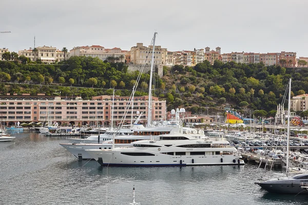 Agosto 2011 Monte Carlo, Monaco. Non identificato yacht ormeggiati nel porticciolo — Foto Stock