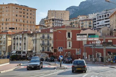 Monte Carlo, Monako. Hayat sokaklarda. İnsanların rahatlamak ve yürüyüş