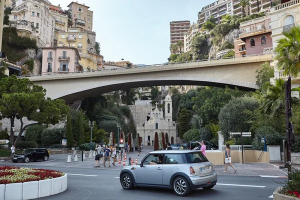 Monte Carlo, Mónaco. La vida en las calles. La gente se relaja y camina — Foto de Stock